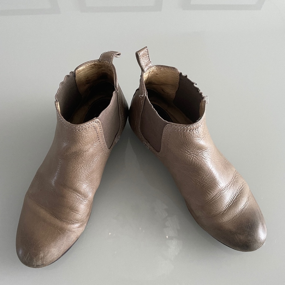 Frye Jillian Leather Chelsea Boots - Size 9W- Dark Grey